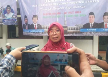 Dirut RSUD Berkah Pandeglang, Eniyati, sedang di wawancara wartawan di lingkungan Pendopo Pandeglang, beberapa waktu lalu. (DOKUMEN/SATELITNEWS.ID)