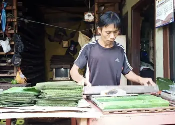 Pengusaha tempe sedang memproduksi tempe. (ISTIMEWA)