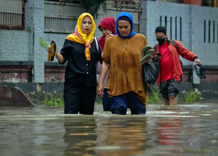 Foto Banjir Akibat Luapan Sungai Cipayaeun di Tigaraksa