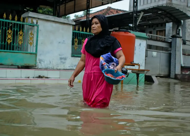 Foto Banjir Akibat Luapan Sungai Cipayaeun di Tigaraksa