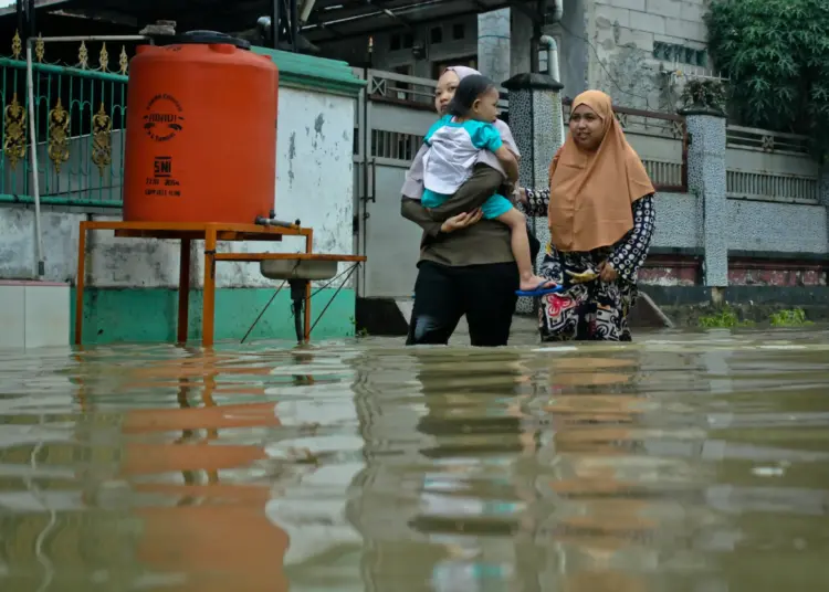 Foto Banjir Akibat Luapan Sungai Cipayaeun di Tigaraksa