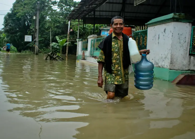 Foto Banjir Akibat Luapan Sungai Cipayaeun di Tigaraksa