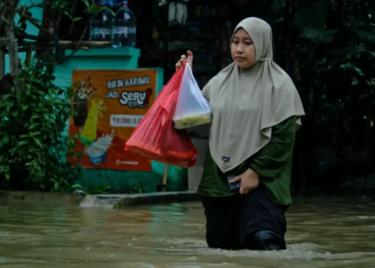 Foto Banjir Akibat Luapan Sungai Cipayaeun di Tigaraksa