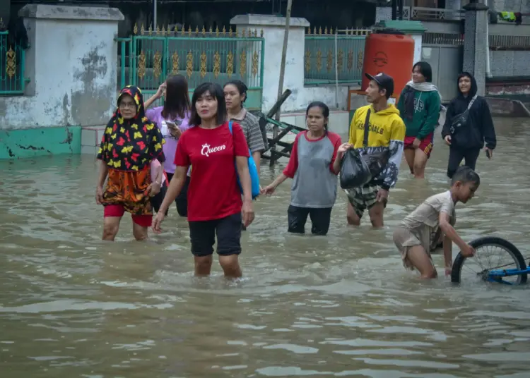 Foto Banjir Akibat Luapan Sungai Cipayaeun di Tigaraksa