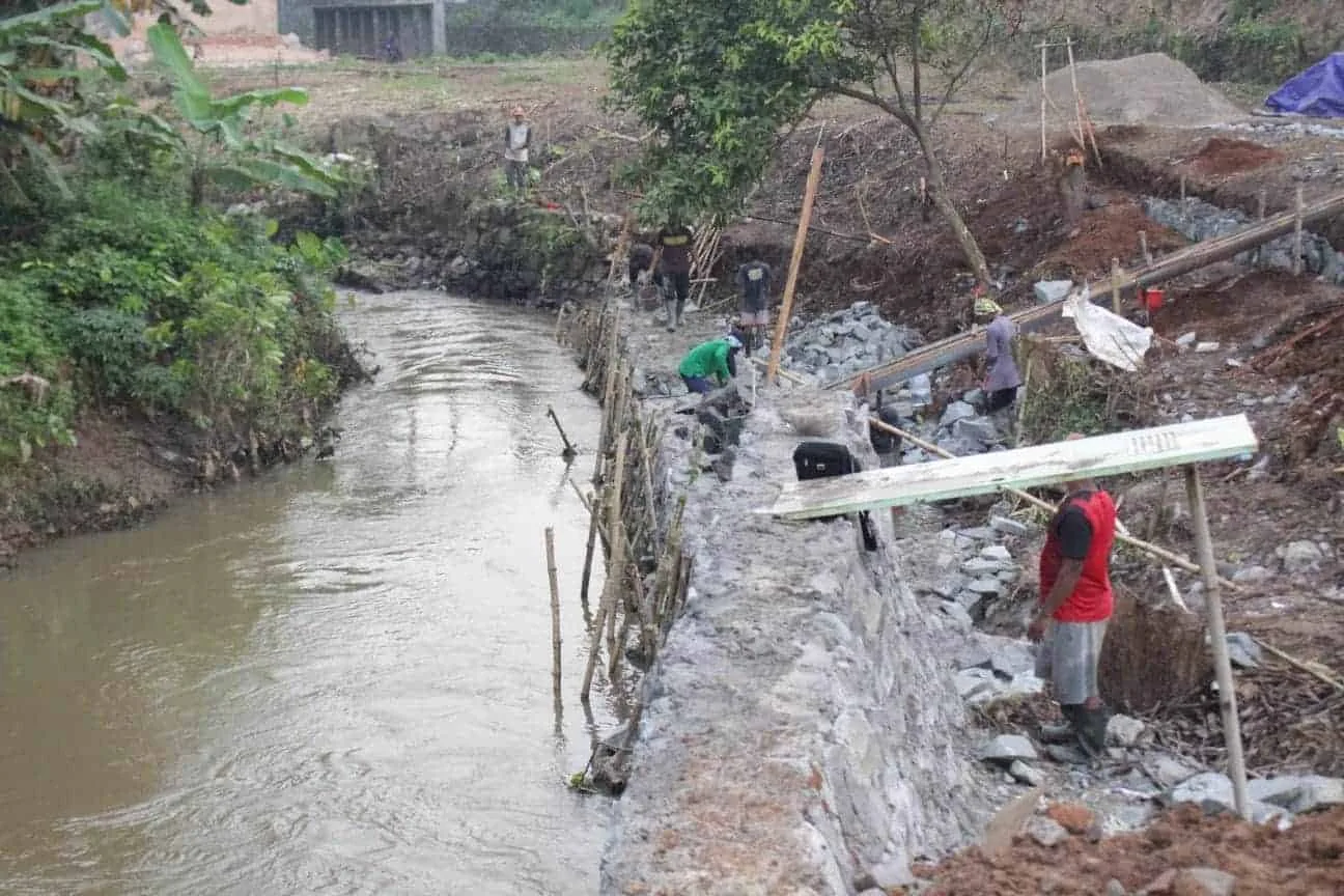 Tim Dinas BMSDA Sidak Proyek Tanggul “Swasta” di Kali Cirarab