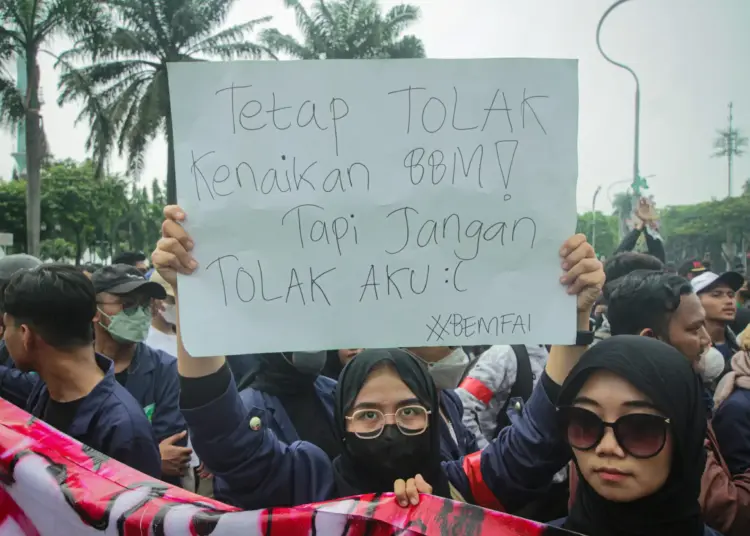 Foto Aksi Unjuk Rasa Tolak Kenaikan Harga BBM di Kota Tangerang