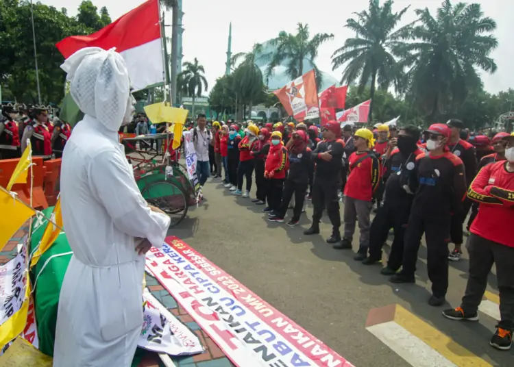 Foto Aksi Unjuk Rasa Tolak Kenaikan Harga BBM di Kota Tangerang