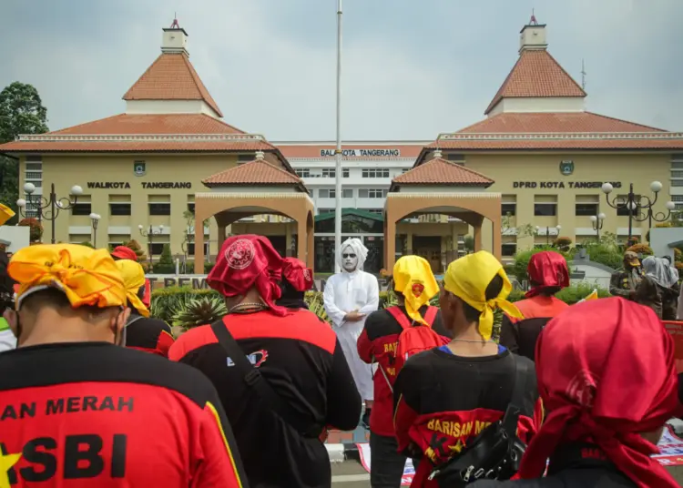 Foto Aksi Unjuk Rasa Tolak Kenaikan Harga BBM di Kota Tangerang