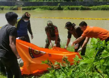 Anggota Polsek Pagelaran, bersama anggota Koramil Pagelaran, dibantu warga mengevakuasi mayat yang ditemukan mengambang di Cilemer, tepatnya di Kampung Timur, Desa Pagelaran, Kecamatan Pagelaran, Kabupeten Pandeglang, Rabu (28/9/2022) pagi. (ISTIMEWA)