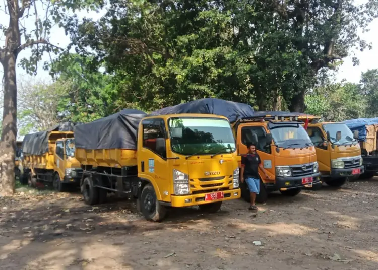 Puluhan truk sampah, terparkir di lingkungan kantor DLH Kabupaten Serang. (ISTIMEWA)