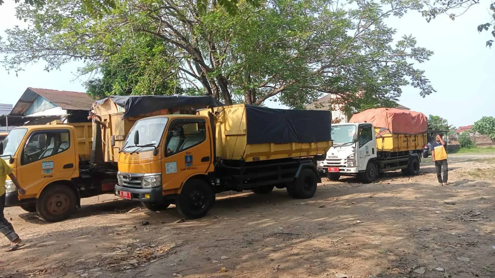 Truk muatan sampah terparkir di lingkungan Kantor DLH Kabupaten Serang. (DOKUMEN/SATELITNEWS)