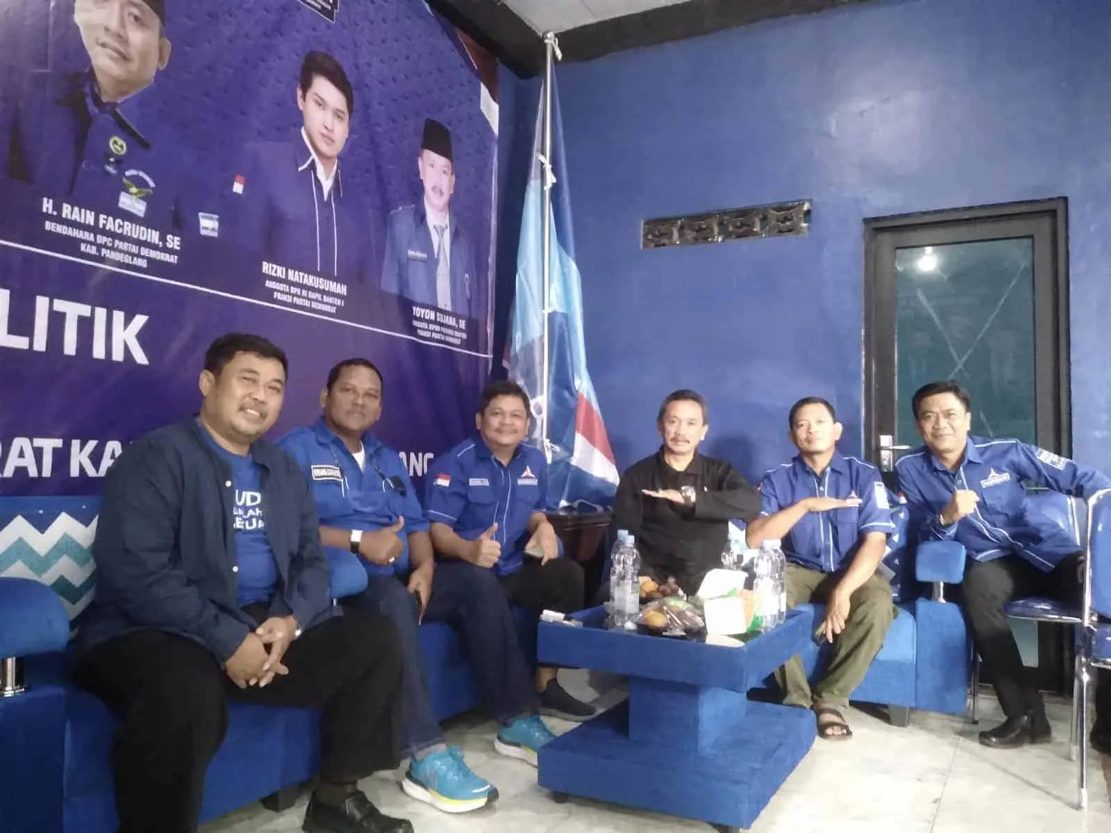 Pengurus dan jajaran kader DPC Partai Demokrat Pandeglang, berbincang dan duduk santai, di depan sekretariatnya