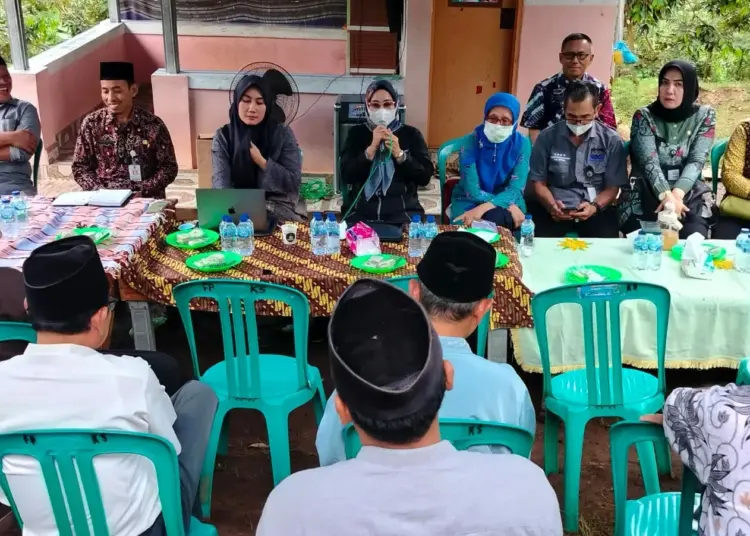 Aparatur Pemerintah Kecamatan Waringinkurung, tokoh masyarakat, Disporapar dan DPKD Kabupaten Serang, menggelar FGD di kebun duren, Serang (8/9/2022). (ISTIMEWA)