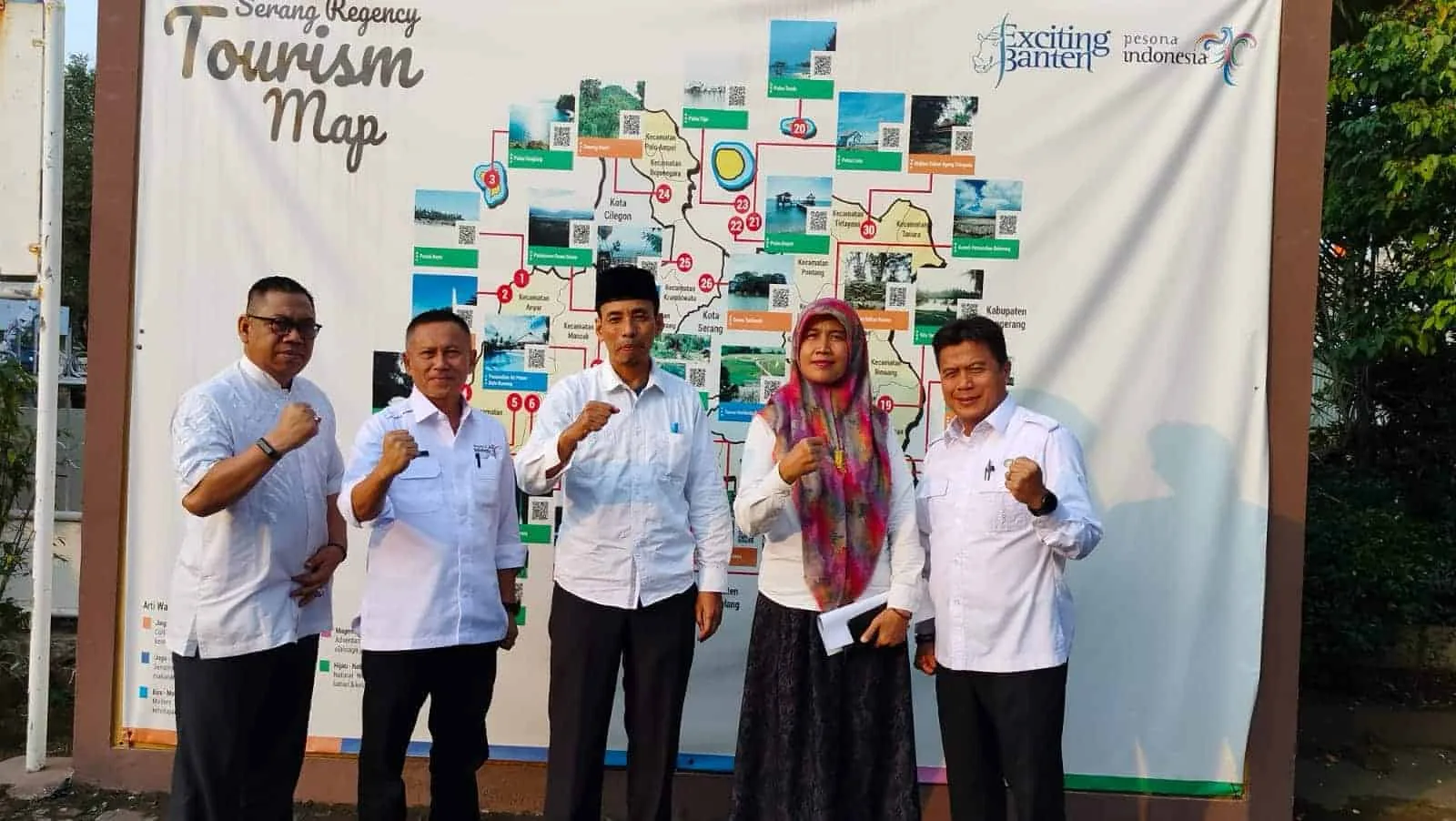 Kepala Disporapar Kabupaten Serang, Anas Diwsatya Prasadya (tengah), foto bersama dengan jajarannya. (ISTIMEWA)