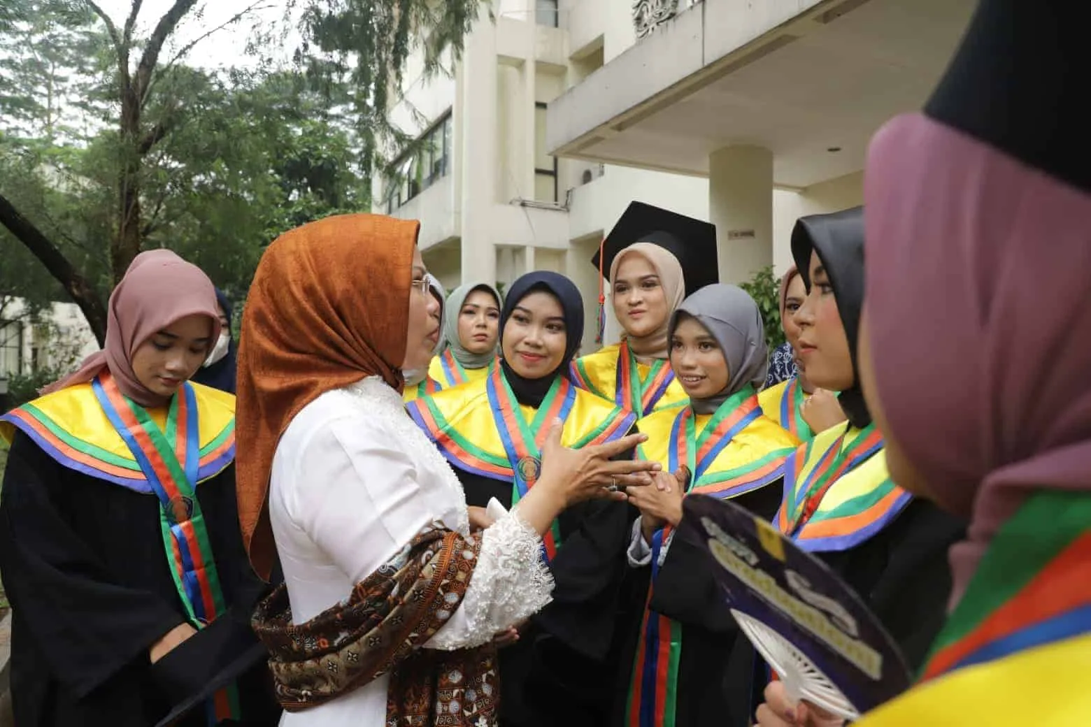 Bupati Serang Ratu Tatu Chasanah, bersama para wisudawati penerima beasiswa Pemkab Serang. (ISTIMEWA)