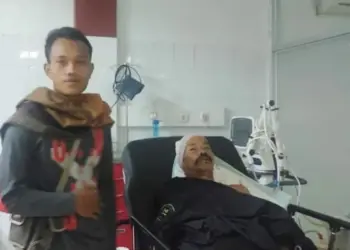 Korban pembacokan, terbaring di UGD RSUD Berkah, didampingi anaknya, Selasa (13/9/2022) malam. (HERMAN SAPUTRA/SATELITNEWS.ID)