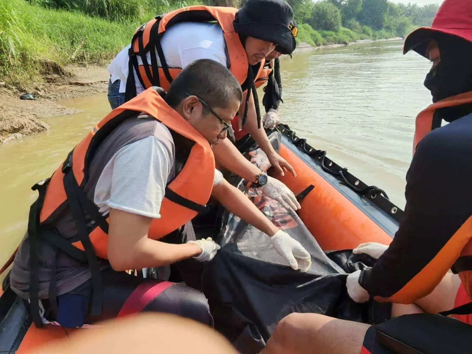 Evakuasi korban tenggelam di Sungai. (ISTIMEWA)