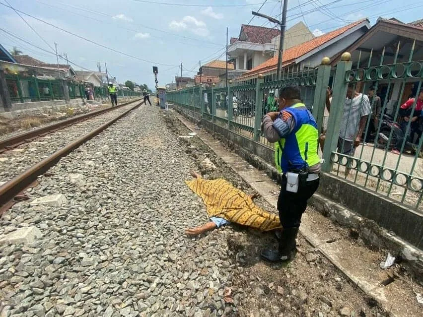 Personel Polisi dari Polresta Serang Kota,  mengamankan korban laka tertabrak kereta, Selasa (20/9/2022). (ISTIMEWA)