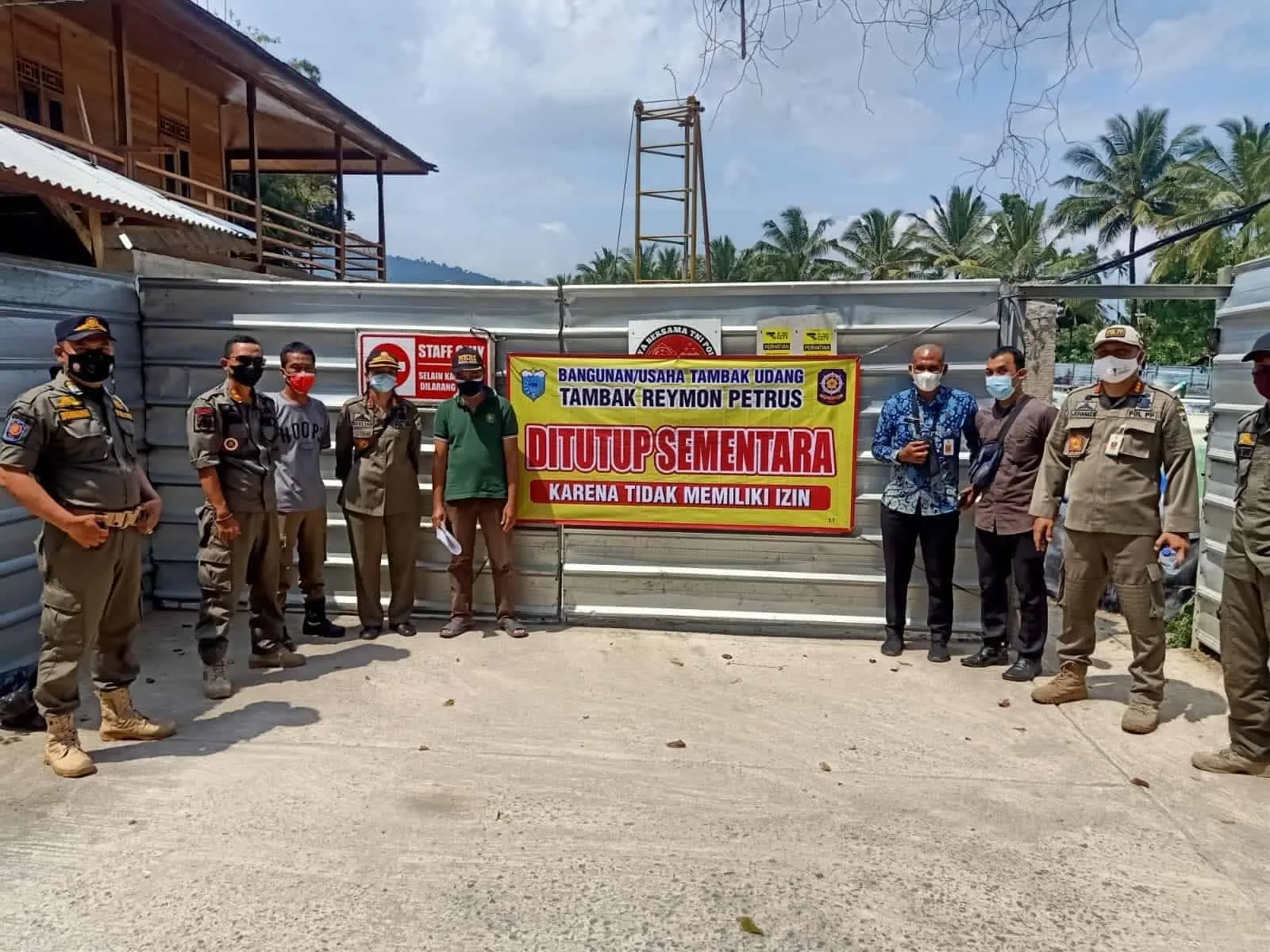 Anggota Satpol PP Pandeglang, menyegel tambak udang yang melanggar Perda RTRW dan Perda Bangunan, di kawasan Carita, menggunakan spanduk besar, beberapa waktu lalu. (DOKUMEN/SATELITNEWS.IF)