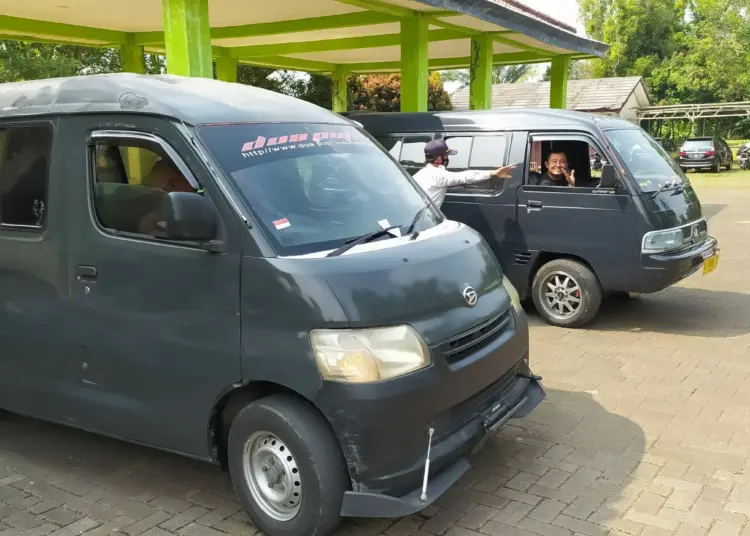 Angkutan Kota (Angkot) jurusan Pandeglang - Serang, sedang beroperasi. (ISTIMEWA)