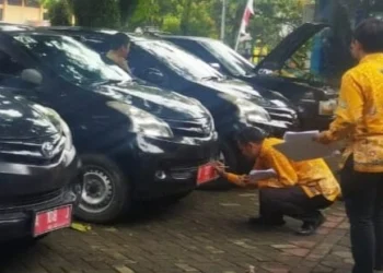 Petugas KPKNL bersama petugas BPKD Pandeglang, sedang mengecek seluruh randis yang bakal dilelangkan, Selasa (6/9/2022). (ISTIMEWA)