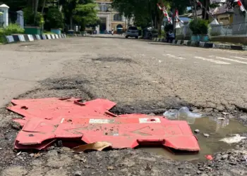 Jalan di pusat perkotaan Pandeglang, tepatnya di Jalan Raya Kesehatan No. 1, belakang gedung Setda setempat, terlihat bolong, Minggu (11/9/2022). (NIPAL SUTIANA/SATELITNEWS.ID)