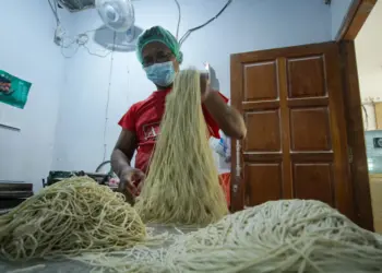 Foto Produksi Mi Rumahan di Ciledug Jelang Naik Harga