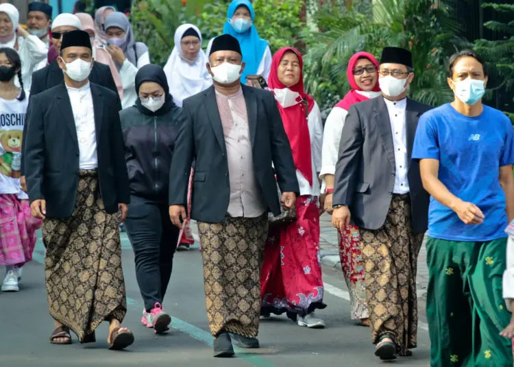 Foto Jalan Sehat Sarungan di Kota Tangerang