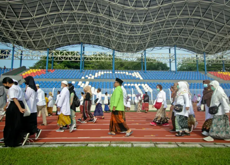 Foto Jalan Sehat Sarungan di Kota Tangerang