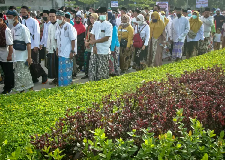 Foto Jalan Sehat Sarungan di Kota Tangerang