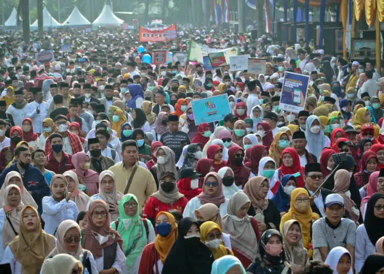 Foto Jalan Sehat Sarungan di Kota Tangerang