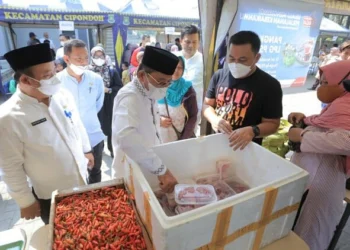 Giliran Bazar Murah di Cipondoh Diserbu Warga