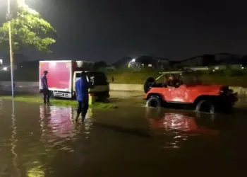 Tanggul Diperbaiki, Jembatan Alamanda Terendam Sepinggang