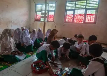 Tak Punya Bangku Siswa Madrasah Belajar Secara Lesehan, Ini Tanggapan Kemenag Lebak