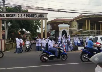 Para pelajar SLTA, terlantar di pinggir Jalan Raya Pandeglang-Labuan, tepatnya di gerbang masuk SMA Negeri 2 dan 6 Pandeglang, Senin (5/8/2022). (ISTIMEWA)