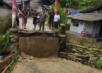 Jembatan Penghubung Kampung di Lebak Ambrol, Akses Lumpuh