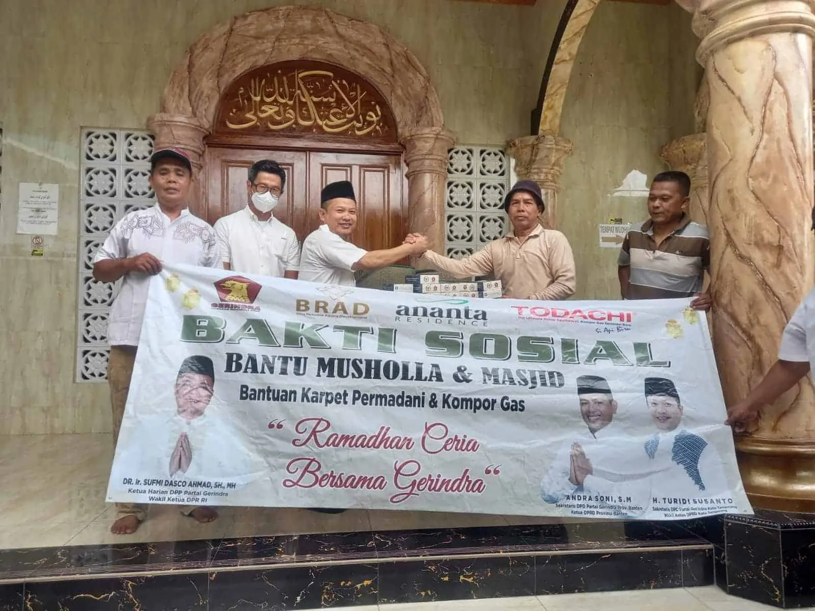 Wakil Ketua DPRD Turidi Bagikan Karpet ke 31 Masjid dan Musala