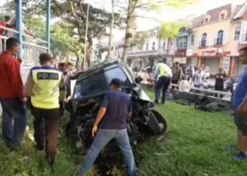 Berangkat Kondangan, Mobil Pasutri Ini Terperosok ke Saluran Air di Larangan Hingga Ringsek