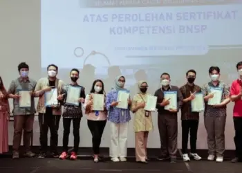 Calon Wisudawan Ke-8 UPJ Terima Sertifikat Kompetensi BNSP