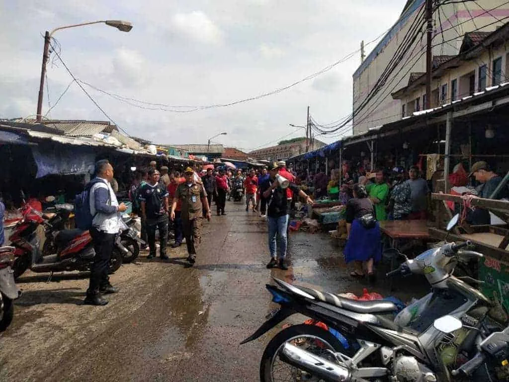 Lurah Ciputat Tertibkan PKL Penyerobot Jalan H Usman Pasar Ciputat