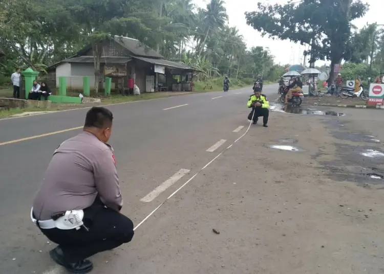 Anggota Satlantas Polres Pandeglang oleh TKP Laka Lantas, di kawasan Panimbang, Selasa (4/10/2022). (ISTIMEWA)