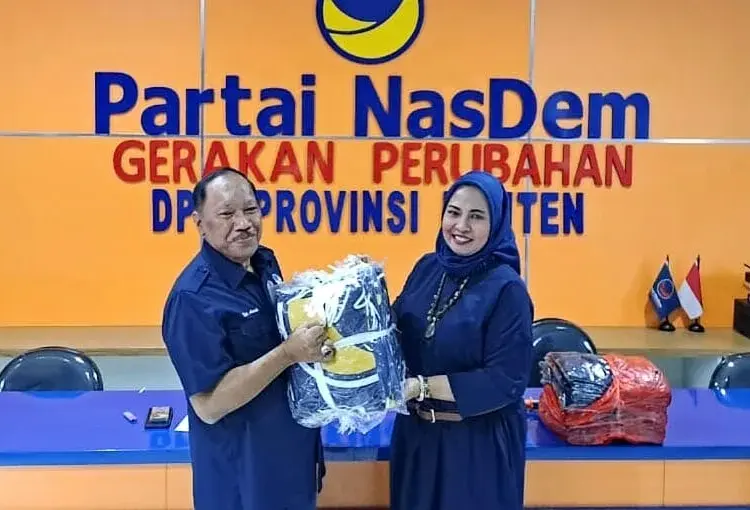 Ketua DPW Partai NasDem Provinsi Banten Edi Ariadi (kiri), menyerahkan bantuan atribut kepada perwakilan pengurus DPD NasDem Kabupaten/Kota, di Kantor DPW Partai NasDem Provinsi Banten, tepatnya di Jl. Jend. Sudirman No.27, Panancangan, Kecamatan Cipocok Jaya, Kota Serang, Sabtu (1/10/2022). (HERMAN SAPUTRA/SATELITNEWS.COM)