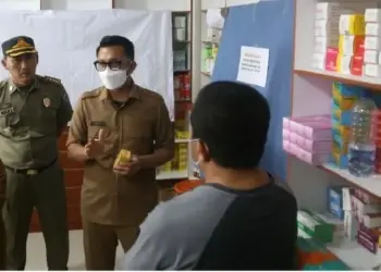 Wabup Pandeglang, Tanto Warsono Arban, sedang memeriksa obat-obatan jenis sirup di salah satu apotek, di Kabupaten Pandeglang, Senin (24/10/2022). (NIPAL SUTIANA/SATELITNEWS.COM)