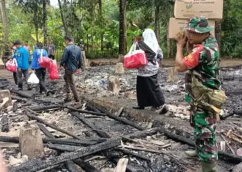 Anggota KSB bersama pihak Desa dan Muspika Kecamatan Munjul, sedang memberikan bantuan kepada para korban kebakaran, Senin (25/10/2022). (ISTIMEWA)