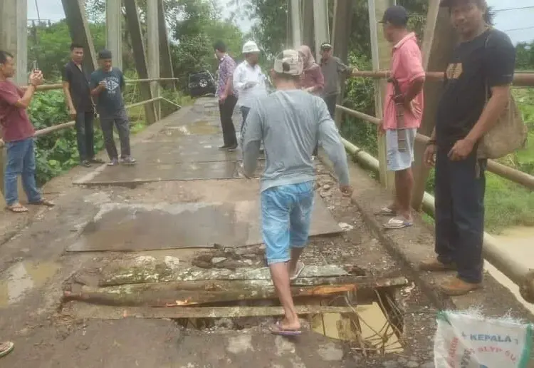 Warga sedang memperbaiki kondisi jembatan di wilayah Kecamatan, Kecamatan Patia, Kabupaten Pandeglang, yang mengalami rusak parah, beberapa waktu lalu. (ISTIMEWA)