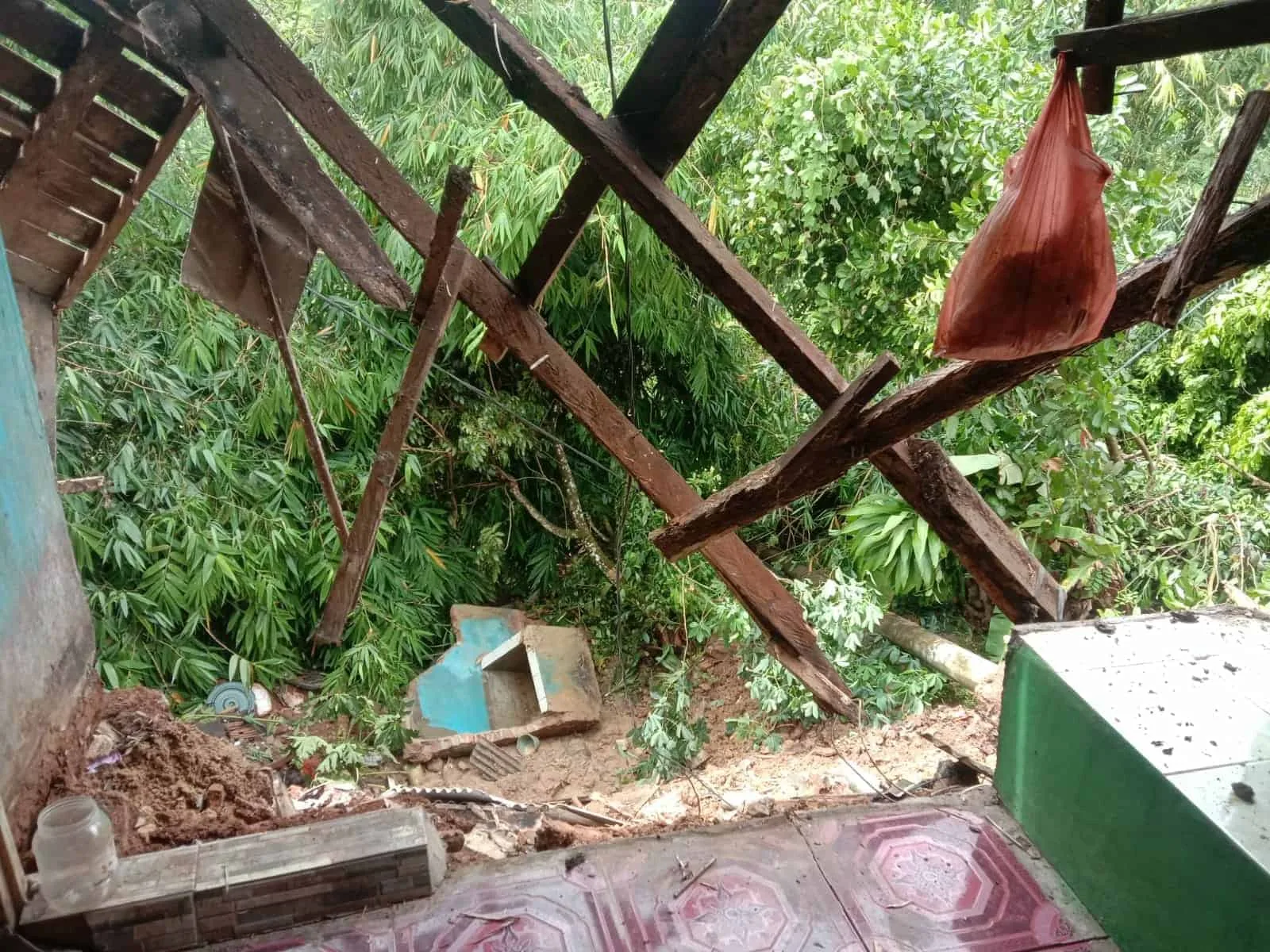 Rumah warga rusak parah diterjang longsor. (ISTIMEWA)