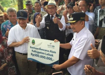 Gubernur Jabar Beri Bantuan Dana Rp 500 Juta Bagi Warga Lebak Terdampak Banjir dan Longsor