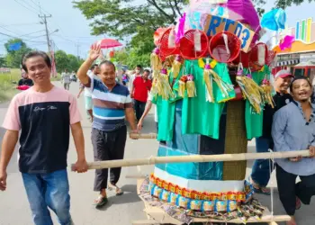 Warga RW 21 Perumahan Taman Banten Lestari (TBL), Kelurahan Unyur, Kecamatan Serang, Kota Serang arak panjang mulud, dalam memperingati Maulid Nabi Muhammad SAW. (SIDIK/SATELITNEWS.COM)