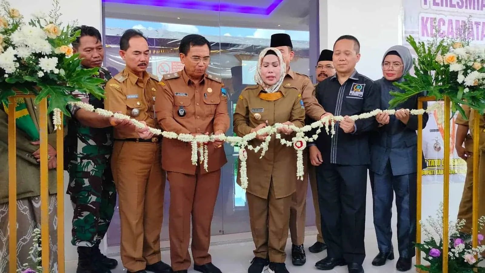 Bupati Serang Ratu Tatu Chasanah, meresmikan Kantor Desa Kareo, Kecamatan Jawilan, Kabupaten Serang, secara simbolis dengan menggunting pita, Selasa (22/11/2022). (SIDIK/SATELITNEWS.COM)