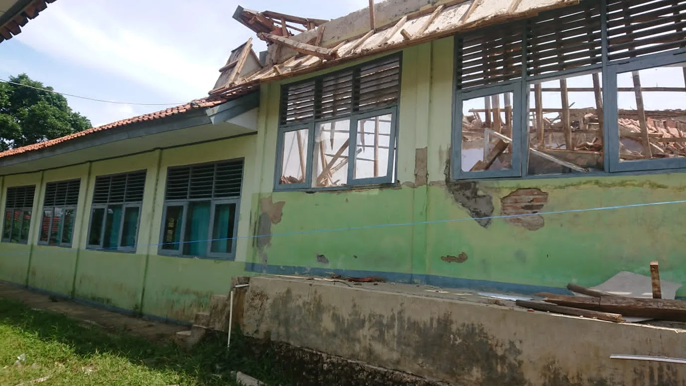 Kondisi atap gedung Serbaguna dan Seni, SMP Negeri 2 Karang Tanjung, Kabupaten Pandeglang. (ISTIMEWA)